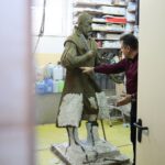 Kielce. 13.01.2020. Przygotowanie rzeźby Jana Kochanowskiego w pracowni Arkadiusza Latosa / Wiktor Taszłow / Radio Kielce