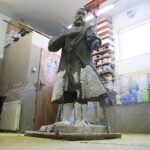 Kielce. 13.01.2020. Przygotowanie rzeźby Jana Kochanowskiego w pracowni Arkadiusza Latosa / Wiktor Taszłow / Radio Kielce