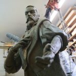 Kielce. 13.01.2020. Przygotowanie rzeźby Jana Kochanowskiego w pracowni Arkadiusza Latosa / Wiktor Taszłow / Radio Kielce