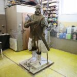 Kielce. 13.01.2020. Przygotowanie rzeźby Jana Kochanowskiego w pracowni Arkadiusza Latosa / Wiktor Taszłow / Radio Kielce