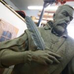 Kielce. 13.01.2020. Przygotowanie rzeźby Jana Kochanowskiego w pracowni Arkadiusza Latosa / Wiktor Taszłow / Radio Kielce