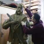 Kielce. 13.01.2020. Przygotowanie rzeźby Jana Kochanowskiego w pracowni Arkadiusza Latosa / Wiktor Taszłow / Radio Kielce