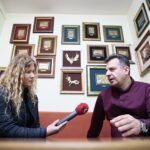 Kielce. 13.01.2020. Przygotowanie rzeźby Jana Kochanowskiego w pracowni Arkadiusza Latosa. Na zdjęciu (od lewej): Dorota Klusek - Radio Kielce, Arkadiusz Latos - rzeźbiarz / Wiktor Taszłow / Radio Kielce