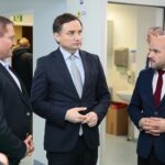 Kielce. 16.01.2020. Wizyta ministra sprawiedliwości Zbigniewa Ziobro w Wojewódzkim Szpitalu Zespolonym w Kielcach. Na zdjęciu (od lewej): Włodzimierz Wielgus - zastępca dyrektora WSZ, Zbigniew Ziobro - minister sprawiedliwości, Mariusz Gosek - członek zarządu województwa świętokrzyskiego / Wiktor Taszłow / Radio Kielce