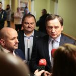 Kielce. 16.01.2020. Wizyta ministra sprawiedliwości Zbigniewa Ziobro w Wojewódzkim Szpitalu Zespolonym w Kielcach. Na zdjęciu (od lewej): Mariusz Gosek - członek zarządu województwa świętokrzyskiego, Włodzimierz Wielgus - zastępca dyrektora WSZ, Zbigniew Ziobro - minister sprawiedliwości / Wiktor Taszłow / Radio Kielce