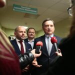 Kielce. 16.01.2020. Wizyta ministra sprawiedliwości Zbigniewa Ziobro w Wojewódzkim Szpitalu Zespolonym w Kielcach. Na zdjęciu (od lewej): Mariusz Gosek - członek zarządu województwa świętokrzyskiego, Włodzimierz Wielgus - zastępca dyrektora WSZ, Zbigniew Ziobro - minister sprawiedliwości / Wiktor Taszłow / Radio Kielce