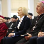 Kielce. 03.10.2019. Uniwersytet Jana Kochanowskiego. Inauguracja roku akademickiego. Na zdjęciu od lewej: Renata Janik - wicemarszałek Województwa Świętokrzyskiego, biskup Jan Piotrowski / Wiktor Taszłow / Radio Kielce