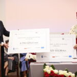 Kielce. 03.10.2019. Uniwersytet Jana Kochanowskiego. Inauguracja roku akademickiego. Poseł Michał Cieślak przekazał symbolicznie rektorowi Jackowi Semaniakowi wsparcie od Ministerstwa Nauki i Szkolnictwa Wyższego oraz Narodowego Centrum Badań i Rozwoju dla UJK / Wiktor Taszłow / Radio Kielce