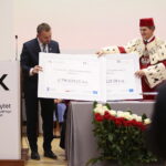 Kielce. 03.10.2019. Uniwersytet Jana Kochanowskiego. Inauguracja roku akademickiego. Poseł Michał Cieślak przekazał symbolicznie rektorowi Jackowi Semaniakowi wsparcie od Ministerstwa Nauki i Szkolnictwa Wyższego oraz Narodowego Centrum Badań i Rozwoju dla UJK / Wiktor Taszłow / Radio Kielce