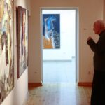 Kielce. 17.01.2020. Wernisaż wystawy Zbigniewa Cebuli w Galerii Współczesnej Sztuki Sakralnej „Dom Praczki” / Wiktor Taszłow / Radio Kielce