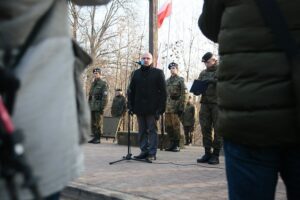 Suchedniów. 18.01.2020. Obchody 157. rocznicy wybuchu Powstania Styczniowego. Przemawia Cezary Blach - burmistrz Miasta Suchedniów / Wiktor Taszłow / Radio Kielce