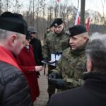Suchedniów. 18.01.2020. Obchody 157. rocznicy wybuchu Powstania Styczniowego. Medal wręcza Daniel Woś - komendant marszu / Wiktor Taszłow / Radio Kielce