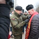 Suchedniów. 18.01.2020. Obchody 157. rocznicy wybuchu Powstania Styczniowego. Medal wręcza Daniel Woś - komendant marszu / Wiktor Taszłow / Radio Kielce