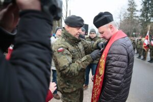 Suchedniów. 18.01.2020. Obchody 157. rocznicy wybuchu Powstania Styczniowego. Medal wręcza Daniel Woś - komendant marszu / Wiktor Taszłow / Radio Kielce