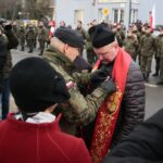 Suchedniów. 18.01.2020. Obchody 157. rocznicy wybuchu Powstania Styczniowego. Medal wręcza Daniel Woś - komendant marszu / Wiktor Taszłow / Radio Kielce