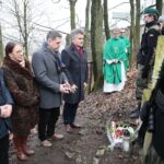 19.01.2020. Kielce. Karczówka. Uroczystości upamiętniające 157. rocznicę wybuchu powstania styczniowego. Na zdjęciu (z lewej): Tadeusz Kozior - radny Rady Miasta Kielce, Marianna Noworycka-Gniatkowska - radna Rady Miasta Kielce, Jarosław Karyś - wiceprzewodniczący Rady Miasta Kielce i Krzysztof Słoń - senator PiS / Wiktor Taszłow / Radio Kielce