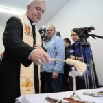 Kielce. 20.01.2020. Otwarcie biura poselskiego Piotra Wawrzyka. Na zdjęciu: Jan Piotrowski - biskup kielecki / Wiktor Taszłow / Radio Kielce