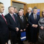 Kielce. 20.01.2020. Otwarcie biura poselskiego Piotra Wawrzyka. Na zdjęciu (od lewej): Mirosław Gębski - starosta kielecki, Jarosław Rusiecki – senator, Paweł Faryna - starosta jędrzejowski, Marek Bogusławski - wicemarszałek województwa świętokrzyskiego, Andrzej Bętkowski - marszałek województwa świętokrzyskiego, Waldemar Bartosz - przewodniczący świętokrzyskiej "Solidarności", Krzysztof Słoń - senator, Małgorzata Gosiewska - wicemarszałek Sejmu / Wiktor Taszłow / Radio Kielce