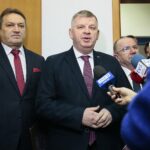 Kielce. 20.01.2020. Otwarcie biura poselskiego Piotra Wawrzyka. Na zdjęciu (od lewej): Mirosław Gębski - starosta kielecki, Jarosław Rusiecki – senator, Marek Bogusławski - wicemarszałek województwa świętokrzyskiego / Wiktor Taszłow / Radio Kielce