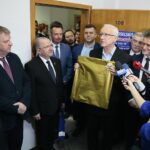 Kielce. 20.01.2020. Otwarcie biura poselskiego Piotra Wawrzyka. Na zdjęciu (od lewej): Jarosław Rusiecki - senator, Marek Bogusławski - wicemarszałek województwa, Paweł Faryna - starosta jędrzejowski, Marcin Przywara - biegły tłumacz polskiego języka migowego, Waldemar Bartosz - przewodniczący świętokrzyskiej "Solidarności", Andrzej Bętkowski - marszałek województwa świętokrzyskiego, Krzysztof Słoń - senator / Wiktor Taszłow / Radio Kielce