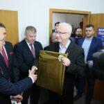 Kielce. 20.01.2020. Otwarcie biura poselskiego Piotra Wawrzyka. Na zdjęciu (od lewej): Piotr Wawrzyk - wiceminister spraw zagranicznych, Mirosław Gębski - starosta kielecki, Jarosław Rusiecki - senator, Waldemar Bartosz - przewodniczący świętokrzyskiej "Solidarności", Marcin Przywara - biegły tłumacz polskiego języka migowego, Andrzej Bętkowski - marszałek województwa świętokrzyskiego / Wiktor Taszłow / Radio Kielce