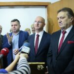 Kielce. 20.01.2020. Otwarcie biura poselskiego Piotra Wawrzyka. Na zdjęciu (od lewej): Marcin Przywara - biegły tłumacz polskiego języka migowego, Piotr Wawrzyk - wiceminister spraw zagranicznych, Mirosław Gębski - starosta kielecki / Wiktor Taszłow / Radio Kielce