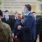 Kielce. 22.01.2020. Ślubowanie klas mundurowych X Liceum. Na zdjęciu (od lewej): Ryszard Mańko - dyrektor X LO, Radosław Wasiak / Wiktor Taszłow / Radio Kielce