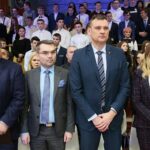 Kielce. 22.01.2020. Ślubowanie klas mundurowych X Liceum. Na zdjęciu (od lewej): Ryszard Mańko - dyrektor X LO, Marcin Różycki - wiceprezydent Kielc, Grzegorz Sowiński - zastępca dyrektora wydziału edukacji, kultury i sportu, Joanna Winiarska - wiceprzewodnicząca Rady Miasta Kielce / Wiktor Taszłow / Radio Kielce