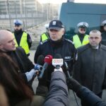 24.01.2020. Kielce. Otwarcie punktu kontroli autokarów przy "Suzuki Arenie". Na zdjęciu (od lewej): Rafał Nowak - wicewojewoda świętokrzyski, inspektor Artur Bielecki, Krzysztof Tosnowiec - Wojewódzki Inspektor Transportu Drogowego w Kielcach / Wiktor Taszłow / Radio Kielce