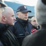 24.01.2020. Kielce. Otwarcie punktu kontroli autokarów przy "Suzuki Arenie". Na zdjęciu (od lewej): Rafał Nowak - wicewojewoda świętokrzyski, inspektor Artur Bielecki / Wiktor Taszłow / Radio Kielce