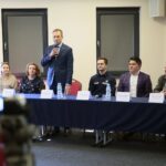 24.01.2020. Piekoszów. Spotkanie z Maciejem Giemzą w Piekoszowie. Na zdjęciu (od lewej): Małgorzata Pietrzykowska - przewodnicząca komisji oświaty, Barbara Drogosz - przewodnicząca rady gminy Piekoszów, Zbigniew Piątek - wójt gminy Piekoszów, Maciej Giemza - zawodnik Orlen Team, Sylwester Giemza, Ryszard Bracik - prezes KTM Novi Korona Kielce / Wiktor Taszłow / Radio Kielce