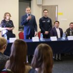 24.01.2020. Piekoszów. Spotkanie z Maciejem Giemzą w Piekoszowie. Na zdjęciu (od lewej): Małgorzata Pietrzykowska - przewodnicząca komisji oświaty, Barbara Drogosz - przewodnicząca rady gminy Piekoszów, Zbigniew Piątek - wójt gminy Piekoszów, Maciej Giemza - zawodnik Orlen Team, Sylwester Giemza, Ryszard Bracik - prezes KTM Novi Korona Kielce / Wiktor Taszłow / Radio Kielce