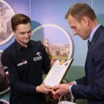 24.01.2020. Piekoszów. Spotkanie z Maciejem Giemzą w Piekoszowie. Na zdjęciu (od lewej): Maciej Giemza - zawodnik Orlen Team, Zbigniew Piątek - wójt gminy Piekoszów / Wiktor Taszłow / Radio Kielce