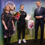 24.01.2020. Piekoszów. Spotkanie z Maciejem Giemzą w Piekoszowie. Na zdjęciu (od lewej): Barbara Drogosz - przewodnicząca rady gminy Piekoszów, Maciej Giemza - zawodnik Orlen Team, Zbigniew Piątek - wójt gminy Piekoszów / Wiktor Taszłow / Radio Kielce