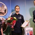 24.01.2020. Piekoszów. Spotkanie z Maciejem Giemzą w Piekoszowie. Na zdjęciu (od lewej): Barbara Drogosz - przewodnicząca rady gminy Piekoszów, Maciej Giemza - zawodnik Orlen Team, Zbigniew Piątek - wójt gminy Piekoszów / Wiktor Taszłow / Radio Kielce