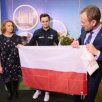 24.01.2020. Piekoszów. Spotkanie z Maciejem Giemzą w Piekoszowie. Na zdjęciu (od lewej): Barbara Drogosz - przewodnicząca rady gminy Piekoszów, Maciej Giemza - zawodnik Orlen Team, Zbigniew Piątek - wójt gminy Piekoszów / Wiktor Taszłow / Radio Kielce