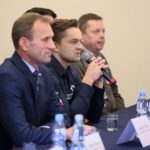 24.01.2020. Piekoszów. Spotkanie z Maciejem Giemzą w Piekoszowie. Na zdjęciu (od lewej): Zbigniew Piątek - wójt gminy Piekoszów, Maciej Giemza - zawodnik Orlen Team, Ryszard Bracik - prezes KTM Novi Korona Kielce / Wiktor Taszłow / Radio Kielce