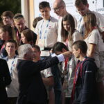 15.09.2019. Kielce. Premier Morawiecki gościem European Rover Challenge. Medal wręcza Krzysztof Lipiec - poseł / Wiktor Taszłow / Radio Kielce