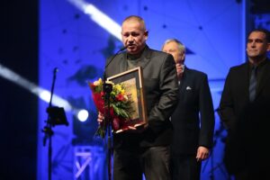 31.01.2020. Kielce. Gala finałowa 68. Plebiscytu Świętokrzyskie Gwiazdy Sportu 2019. Nagrodę "Nadzieja Świętokrzyskiego Sportu" dla Radosława Sewerysia odbiera tata – Jarosław Seweryś / Wiktor Taszłow / Radio Kielce