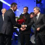 31.01.2020. Kielce. Gala finałowa 68. Plebiscytu Świętokrzyskie Gwiazdy Sportu 2019. Nagrodę "Nadzieja Świętokrzyskiego Sportu" dla Miłosza Wałacha z PGE Vive Kielce odbiera Sławomir Szmal / Wiktor Taszłow / Radio Kielce