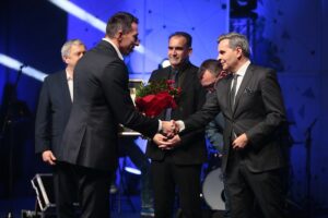 31.01.2020. Kielce. Gala finałowa 68. Plebiscytu Świętokrzyskie Gwiazdy Sportu 2019. Nagrodę "Nadzieja Świętokrzyskiego Sportu" dla Miłosza Wałacha z PGE Vive Kielce odbiera Sławomir Szmal / Wiktor Taszłow / Radio Kielce