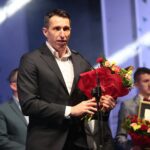 31.01.2020. Kielce. Gala finałowa 68. Plebiscytu Świętokrzyskie Gwiazdy Sportu 2019. Nagrodę "Nadzieja Świętokrzyskiego Sportu" dla Miłosza Wałacha z PGE Vive Kielce odbiera Sławomir Szmal / Wiktor Taszłow / Radio Kielce