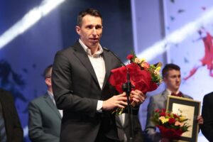 31.01.2020. Kielce. Gala finałowa 68. Plebiscytu Świętokrzyskie Gwiazdy Sportu 2019. Nagrodę "Nadzieja Świętokrzyskiego Sportu" dla Miłosza Wałacha z PGE Vive Kielce odbiera Sławomir Szmal / Wiktor Taszłow / Radio Kielce