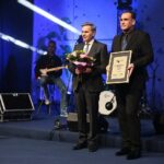 31.01.2020. Kielce. Gala finałowa 68. Plebiscytu Świętokrzyskie Gwiazdy Sportu 2019. Na zdjęciu (od lewej): Stanisław Wróbel – redaktor naczelny Echa Dnia, Janusz Knap - prezes Radia Kielce / Wiktor Taszłow / Radio Kielce