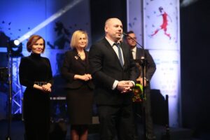 31.01.2020. Kielce. Gala finałowa 68. Plebiscytu Świętokrzyskie Gwiazdy Sportu 2019. Na zdjęciu (od lewej): Anna Krupka - poseł, Renata Janik - wicemarszałek Województwa świętokrzyskiego, Marek Mierzwa – Korona Kielce / Wiktor Taszłow / Radio Kielce