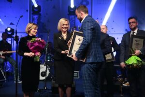 31.01.2020. Kielce. Gala finałowa 68. Plebiscytu Świętokrzyskie Gwiazdy Sportu 2019. Na zdjęciu (od lewej): Anna Krupka - poseł, Renata Janik - wicemarszałek województwa świętokrzyskiego, Uros Zorman - PGE Vive Kielce / Wiktor Taszłow / Radio Kielce