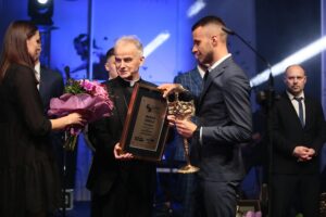 31.01.2020. Kielce. Gala finałowa 68. Plebiscytu Świętokrzyskie Gwiazdy Sportu 2019. Na zdjęciu (w środku): bp Marian Florczyk, Marcin Cebula - Korona Kielce / Wiktor Taszłow / Radio Kielce