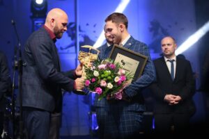 31.01.2020. Kielce. Gala finałowa 68. Plebiscytu Świętokrzyskie Gwiazdy Sportu 2019. Na zdjęciu (od lewej): Mariusz Jurasik - olimpijczyk, Arkadiusz Moryto - PGE Vive Kielce / Wiktor Taszłow / Radio Kielce