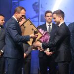 31.01.2020. Kielce. Gala finałowa 68. Plebiscytu Świętokrzyskie Gwiazdy Sportu 2019. Na zdjęciu (od lewej): Zbigniew Piątek - wójt gminy Piekoszów, Macieja Giemzy - KTM Novi Korona / Wiktor Taszłow / Radio Kielce
