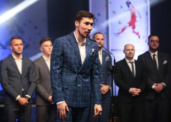 31.01.2020. Kielce. Gala finałowa 68. Plebiscytu Świętokrzyskie Gwiazdy Sportu 2019. Przemawia Alex Dujszebajew - PGE Vive Kielce / Wiktor Taszłow / Radio Kielce